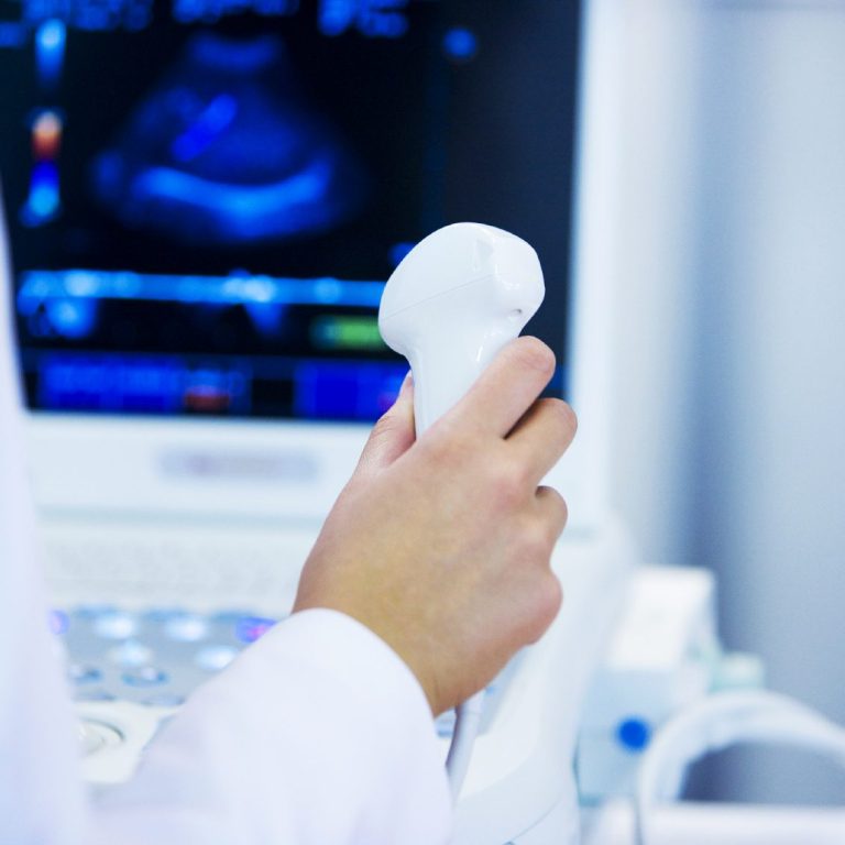 Arzt mit Diagnosegerät in Hand
