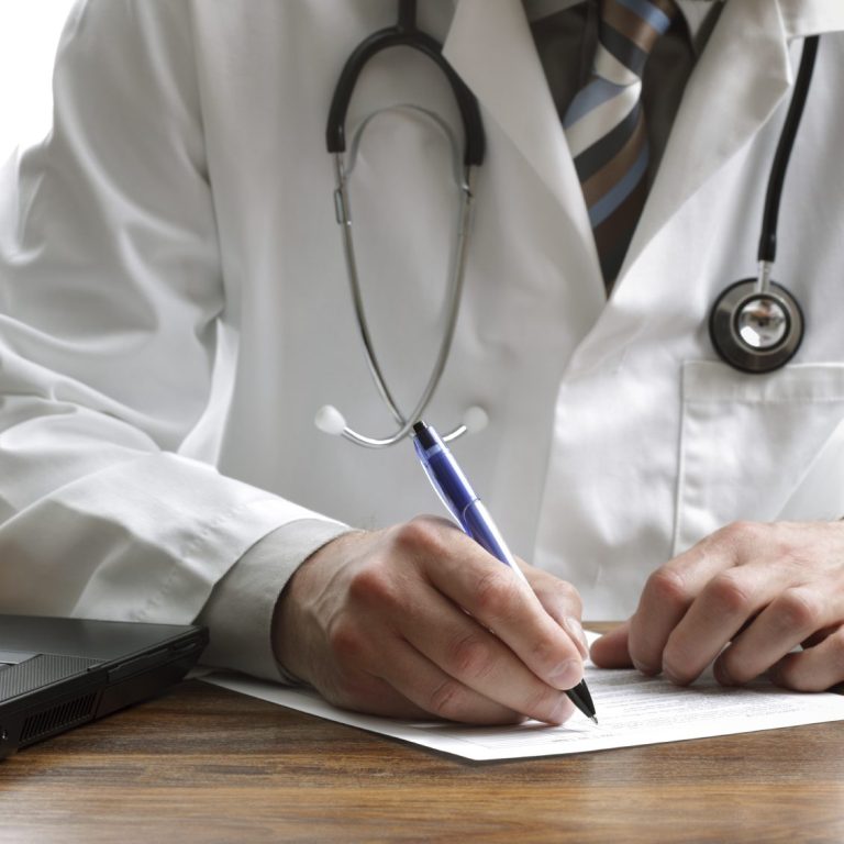 Arzt unterschreibt Stellungnahme für Krankenkasse / Patient
